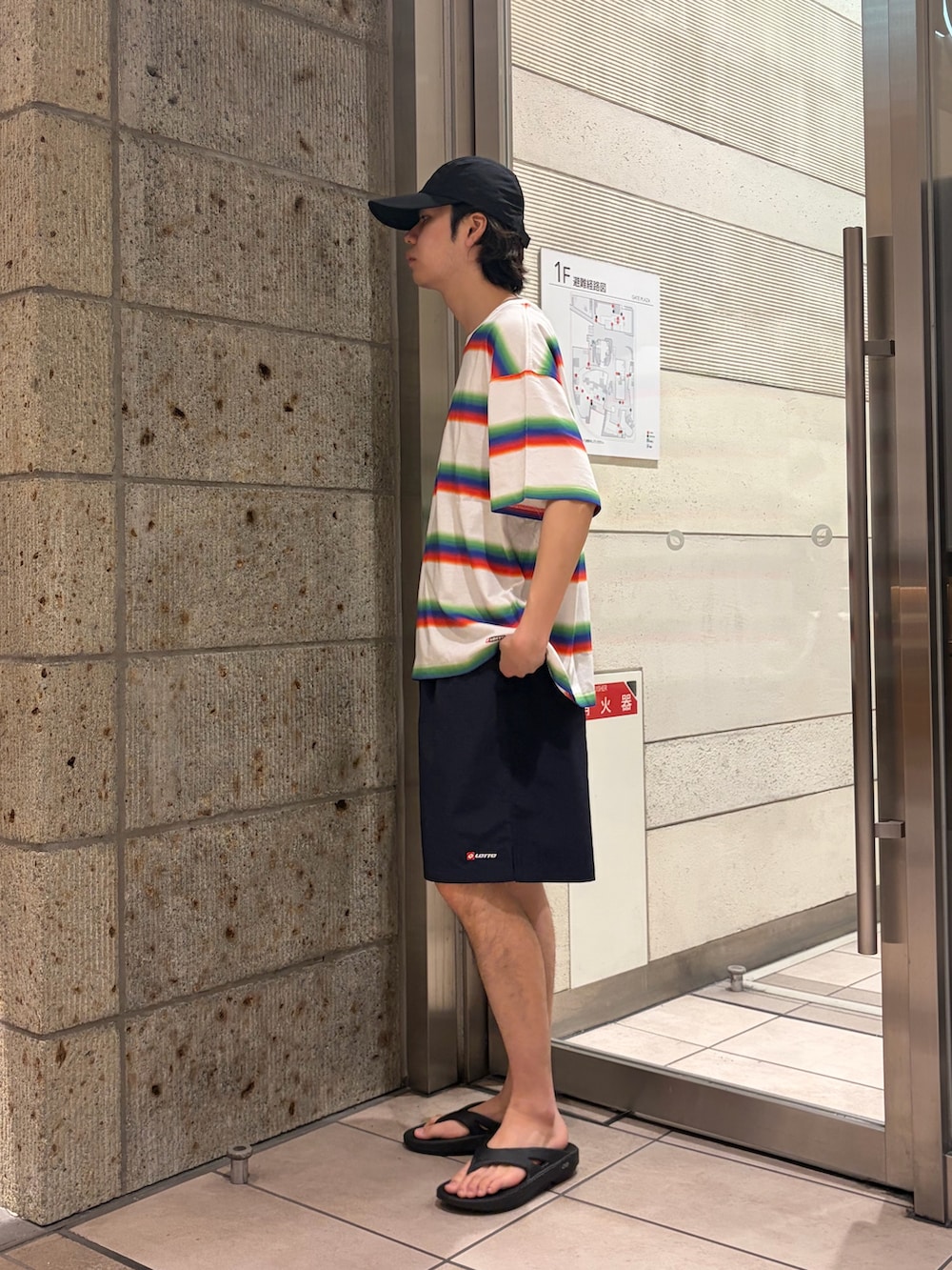 ホワイト系のTシャツ/カットソー、ブラック系のその他パンツ、ブラック系のサンダルを着用したメンズの夏コーディネートの2枚目の写真