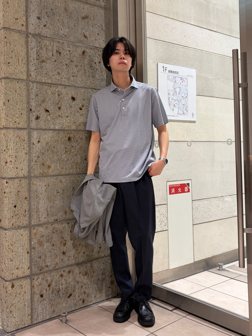 グレー系のシャツ/ブラウス、グレー系のその他アウター、ブルー系のスーツパンツを着用したメンズの春コーディネートの6枚目の写真