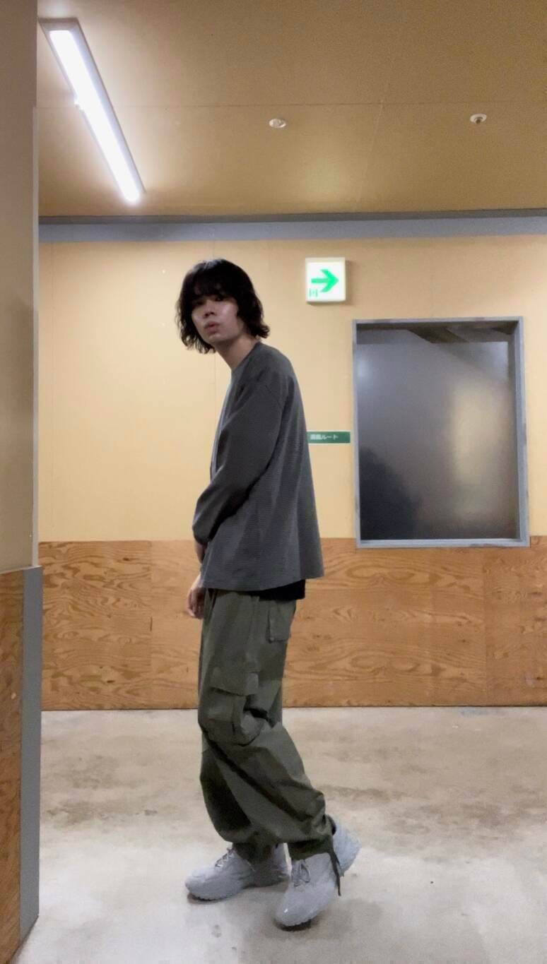 グレー系のスニーカー、グリーン系のその他アウター、グレー系のTシャツ/カットソーを着用したメンズの夏コーディネートの4枚目の写真