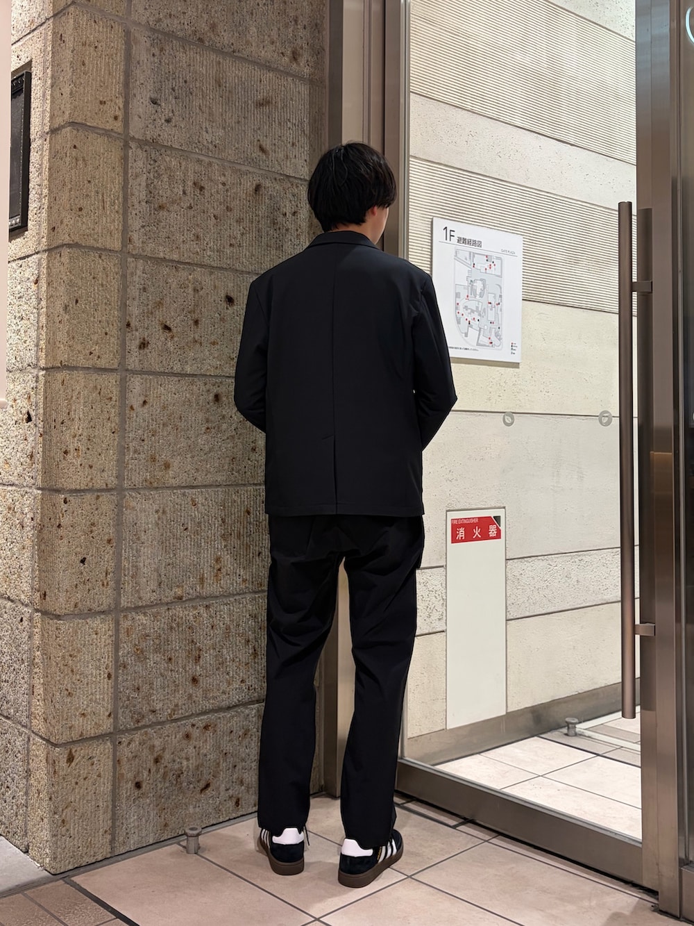 ブルー系のその他アウター、ブルー系のニット/セーター、ブラック系のその他パンツを着用したメンズの春コーディネートの3枚目の写真