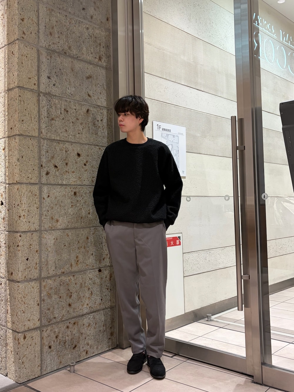 ブラック系のドレスシューズ、ブラック系のTシャツ/カットソー、ベージュ系のその他パンツを着用したメンズの冬コーディネートの3枚目の写真