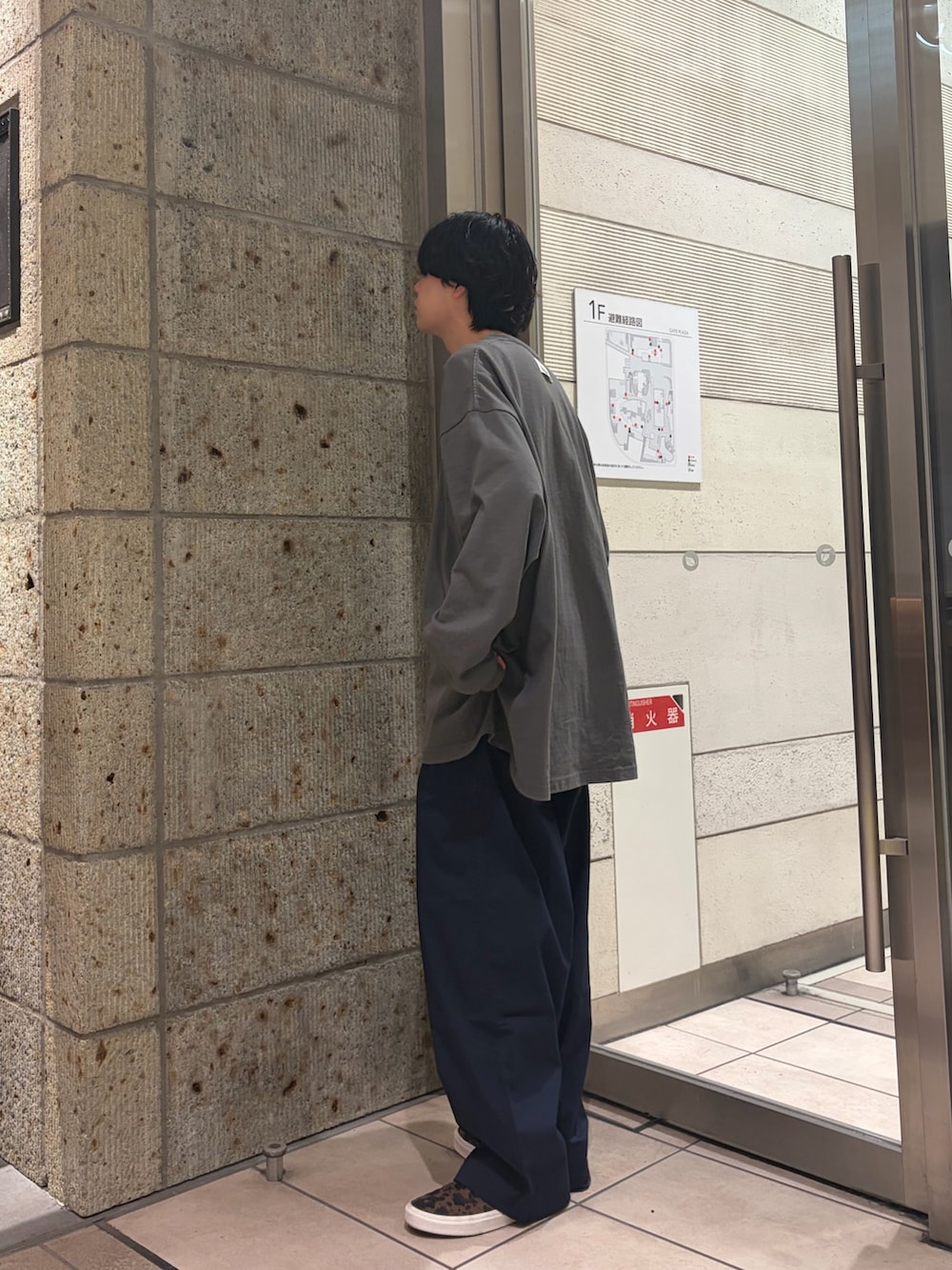 グレー系のTシャツ/カットソー、ブルー系のその他パンツ、ブラウン系のスニーカーを着用したメンズの冬コーディネートの3枚目の写真