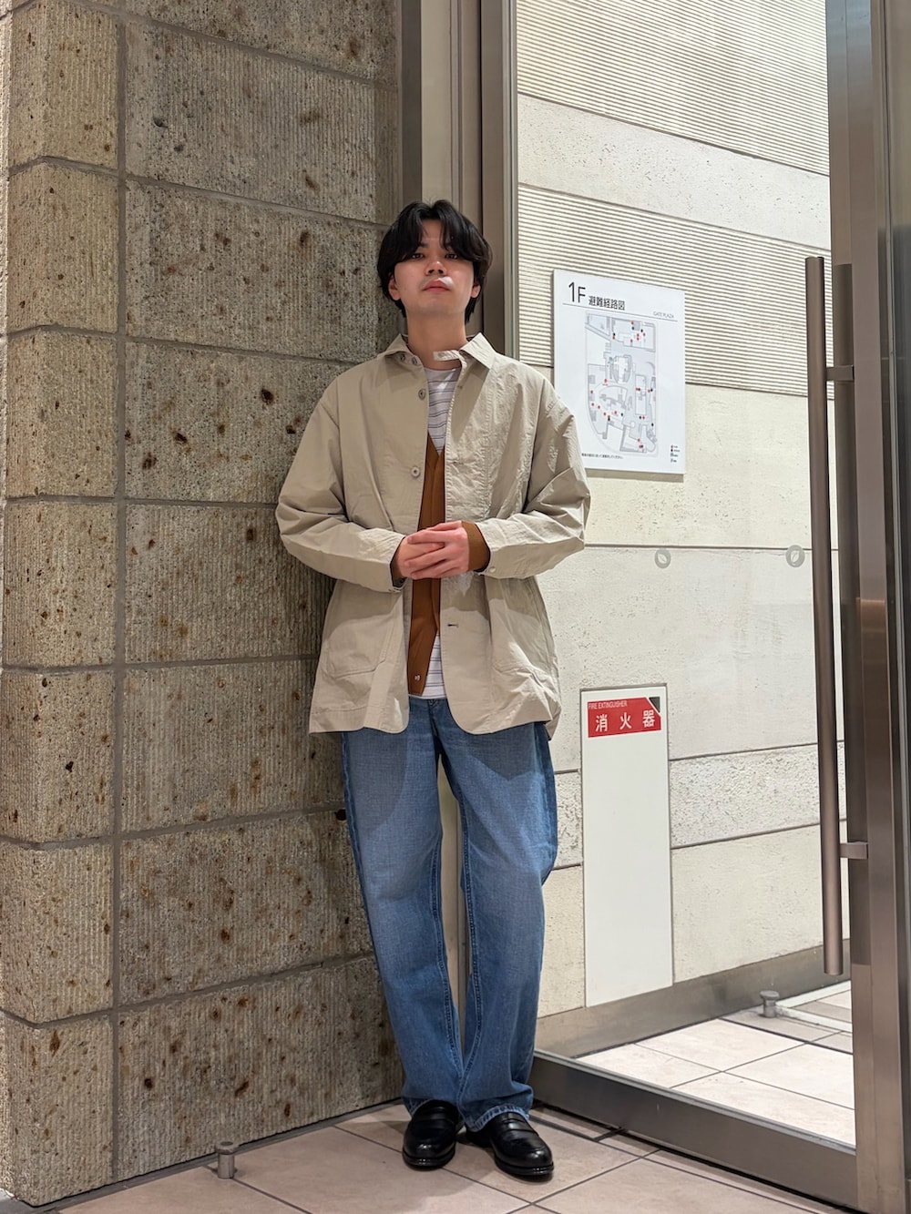 グレー系のカバーオール、ブラウン系のカーディガン/ボレロ、グレー系のTシャツ/カットソーを着用したメンズの冬コーディネートの2枚目の写真