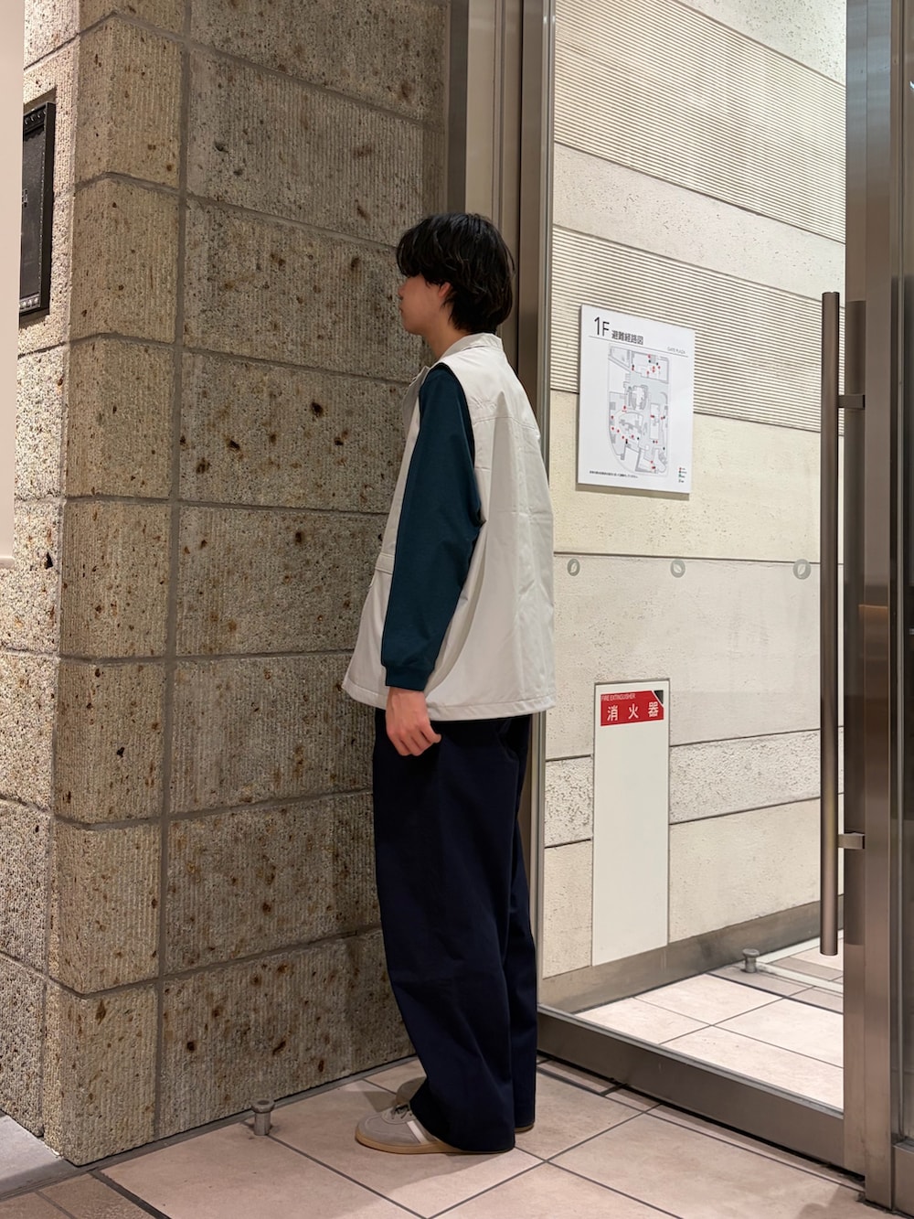 ホワイト系のその他アウター、グリーン系のTシャツ/カットソー、ブルー系のその他パンツを着用したメンズの春コーディネートの2枚目の写真