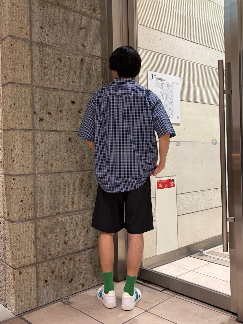 ブルー系のシャツ/ブラウス、ブラウン系のニット/セーター、ホワイト系のTシャツ/カットソーを着用したメンズの春コーディネートの4枚目の写真