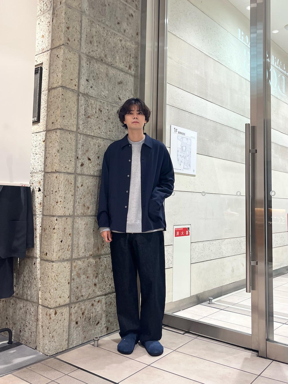 ブルー系のサンダル、グレー系のスウェット、グリーン系のその他アウターを着用したメンズの秋コーディネートの3枚目の写真