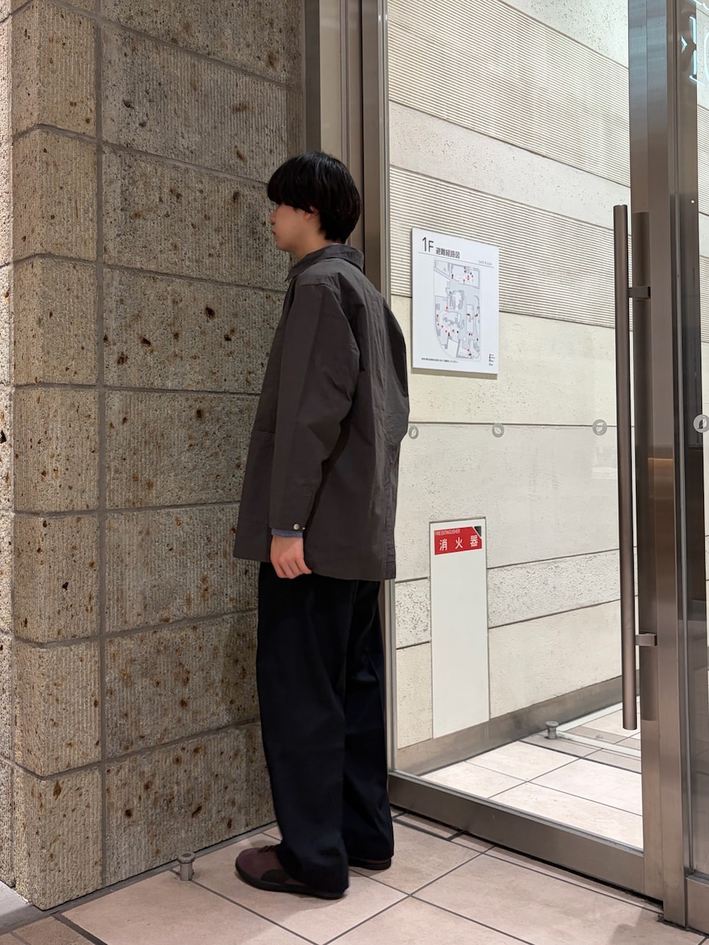 グレー系のカバーオール、ブルー系のシャツ/ブラウス、ブルー系のその他パンツを着用したメンズの春コーディネートの4枚目の写真