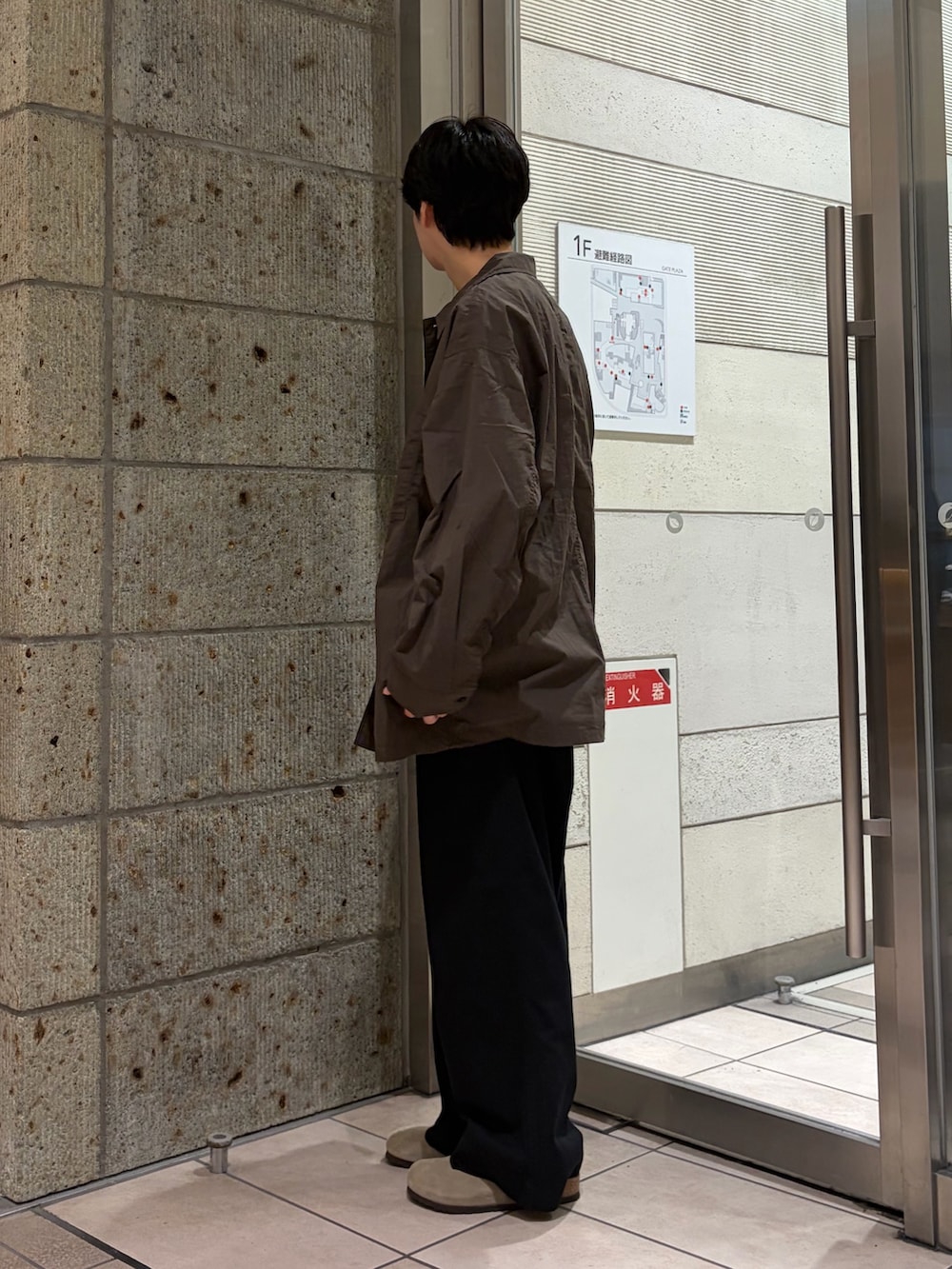 ブラウン系のシャツ/ブラウス、イエロー系のTシャツ/カットソー、ブラック系のその他パンツを着用したメンズの夏コーディネートの4枚目の写真