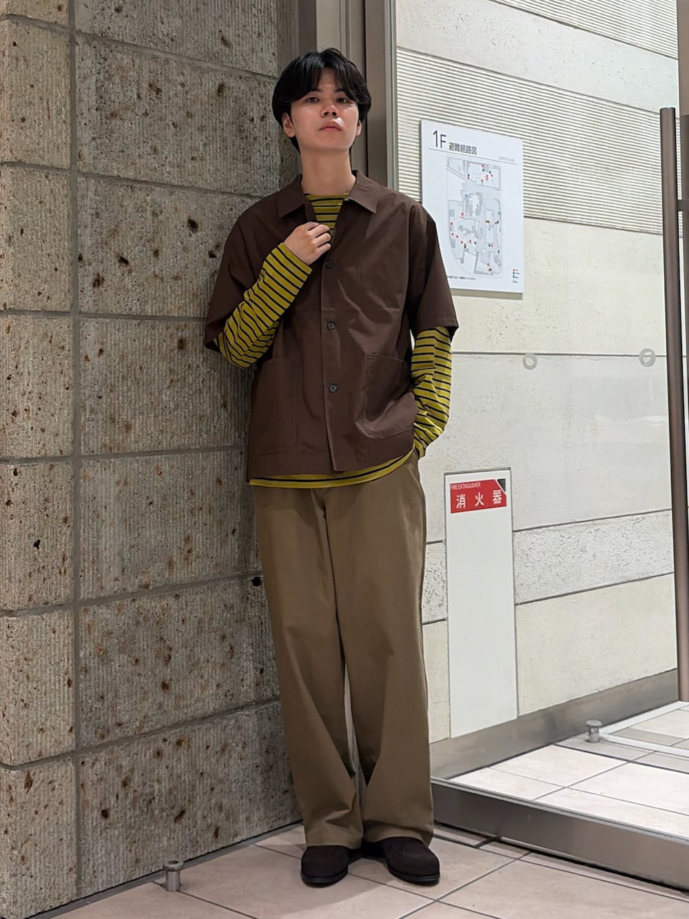 ブラウン系のシャツ/ブラウス、イエロー系のTシャツ/カットソー、ベージュ系のその他パンツを着用したメンズの夏コーディネートの2枚目の写真