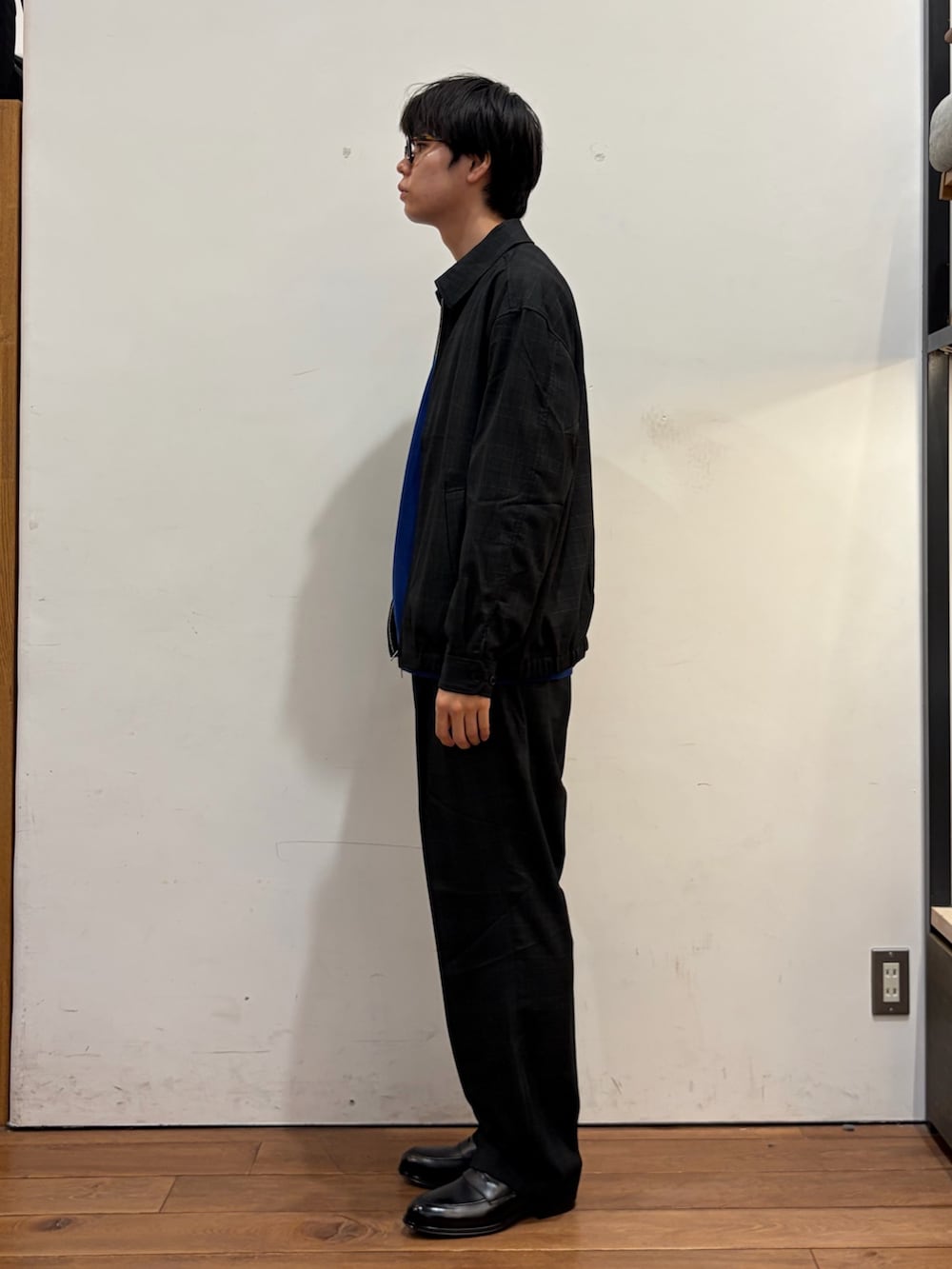 その他のブルゾン、ブルー系のニット/セーター、その他のその他パンツを着用したメンズの秋コーディネートの2枚目の写真