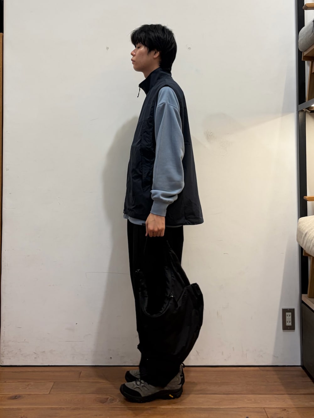 ブルー系のスウェット、ブラック系のその他パンツ、ブラック系のショルダーバッグを着用したメンズの秋コーディネートの2枚目の写真