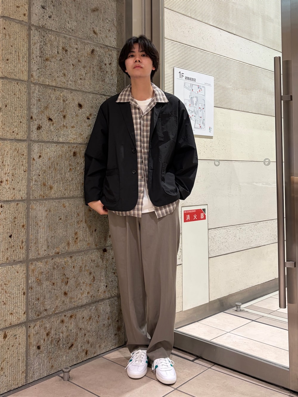 ベージュ系のシャツ/ブラウス、ベージュ系のその他パンツ、ブラック系のその他アウターを着用したメンズの春コーディネートの2枚目の写真