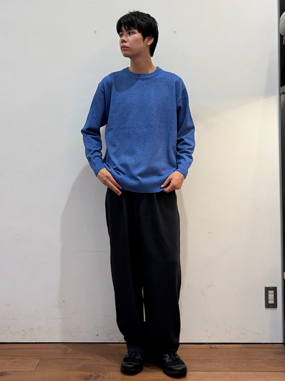 ブルー系のその他パンツ、ブルー系のニット/セーター、ブラック系のデニムジャケットを着用したメンズの秋コーディネートの6枚目の写真