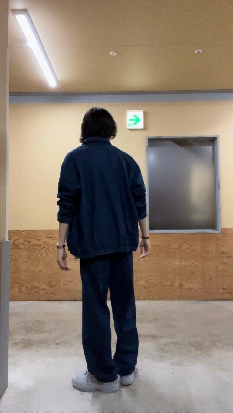 グリーン系のTシャツ/カットソー、ブルー系のデニムパンツ、ブルー系のデニムジャケットを着用したメンズの夏コーディネートの4枚目の写真