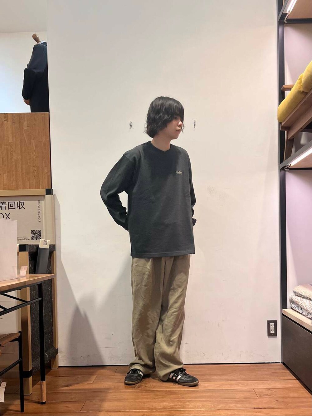 ブラック系のスニーカー、グレー系のTシャツ/カットソーを着用したメンズの秋コーディネートの2枚目の写真