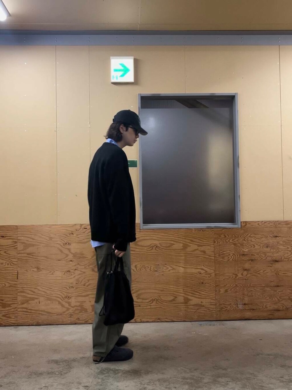 ブラック系のショルダーバッグ、ブルー系のシャツ/ブラウス、ブラック系のカーディガン/ボレロを着用したメンズの秋コーディネートの2枚目の写真