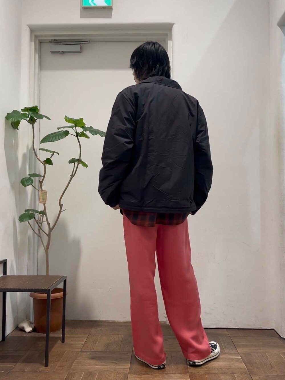 ピンク系のその他パンツ、レッド系のシャツ/ブラウス、ブラック系のテーラードジャケットを着用したメンズの秋コーディネートの3枚目の写真