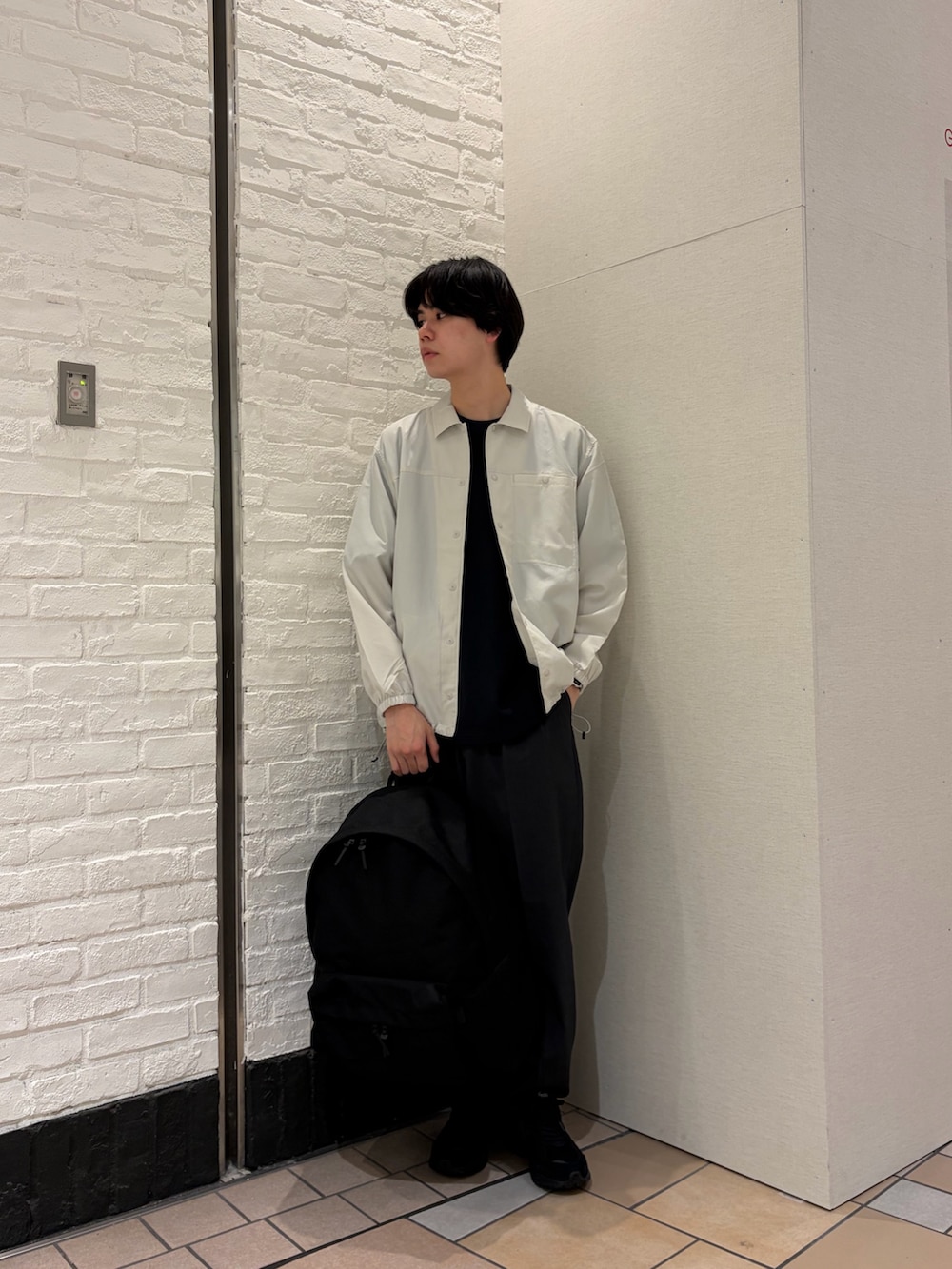 ホワイト系のその他アウター、ブルー系のTシャツ/カットソー、グレー系のその他パンツを着用したメンズの春コーディネートの2枚目の写真