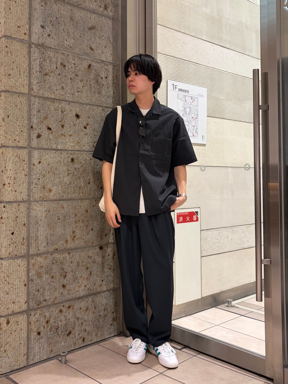 グレー系のTシャツ/カットソー、グレー系のシャツ/ブラウス、グレー系のその他パンツを着用したメンズの春コーディネートの4枚目の写真