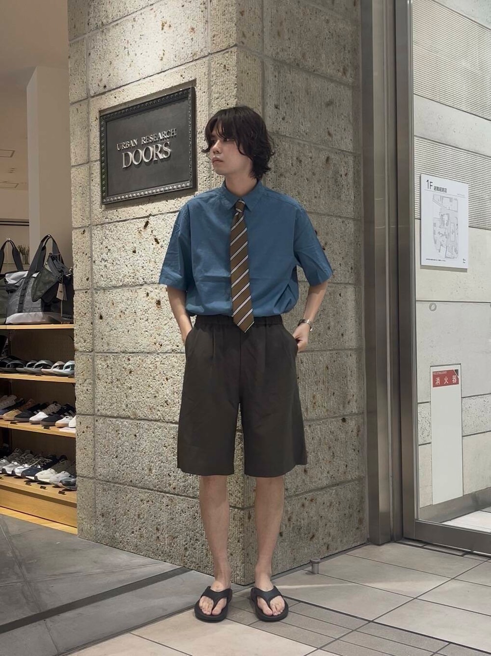 ブラウン系のネクタイ、ブルー系のシャツ/ブラウス、ブラウン系のその他パンツを着用したメンズの夏コーディネートの2枚目の写真