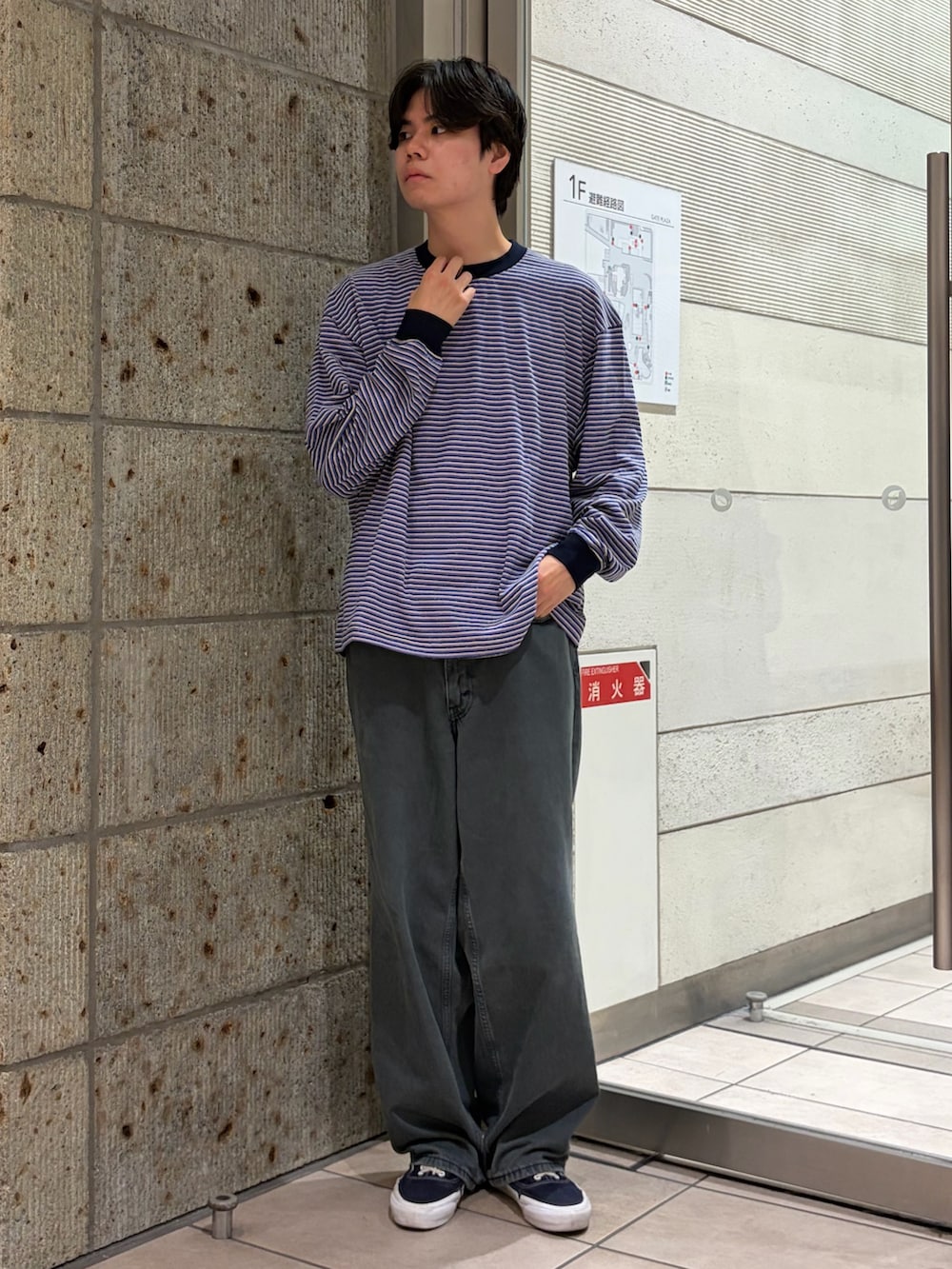 パープル系のTシャツ/カットソー、ブルー系のデニムパンツを着用したメンズの秋コーディネートの2枚目の写真