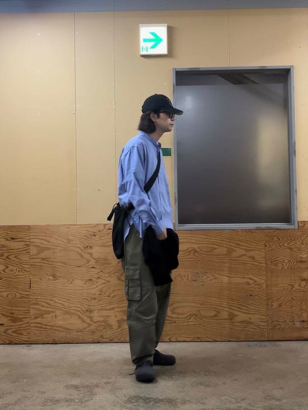 ブラック系のショルダーバッグ、ブルー系のシャツ/ブラウス、ブラック系のカーディガン/ボレロを着用したメンズの秋コーディネートの4枚目の写真