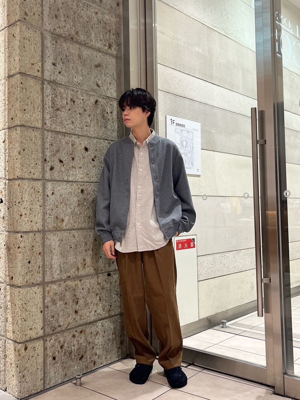 グレー系のカーディガン/ボレロ、ホワイト系のシャツ/ブラウス、ベージュ系のその他パンツを着用したメンズの秋コーディネートの4枚目の写真