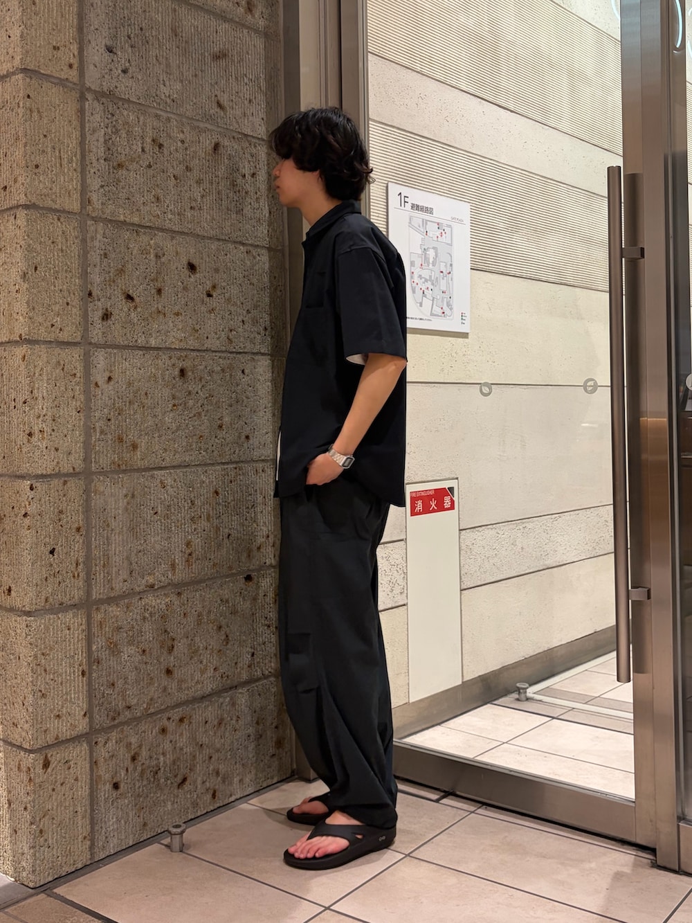 ブラック系のシャツ/ブラウス、ホワイト系のTシャツ/カットソー、グリーン系のその他パンツを着用したメンズの夏コーディネートの3枚目の写真