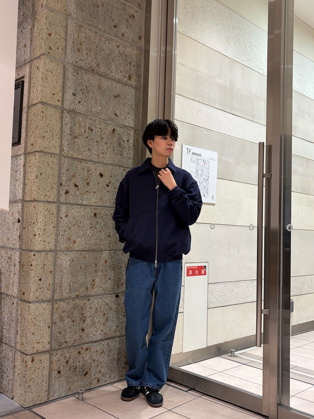 ブルー系のカーディガン/ボレロ、ブラウン系のニット/セーター、ブラック系のスニーカーを着用したメンズの冬コーディネートの2枚目の写真