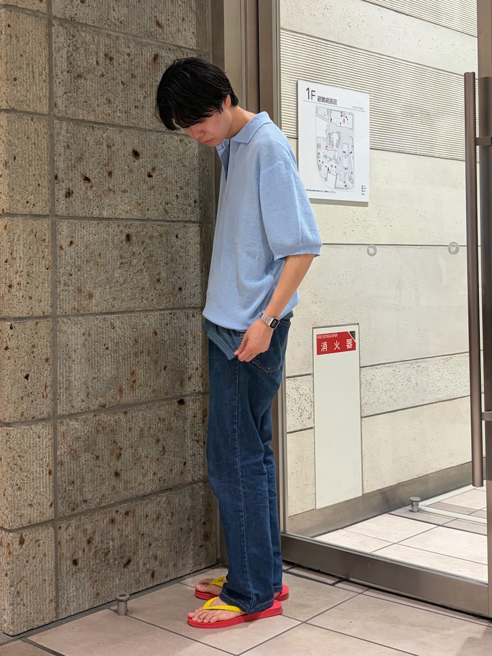 ブルー系のニット/セーター、ブルー系のTシャツ/カットソー、シルバー系のアナログ腕時計を着用したメンズの夏コーディネートの3枚目の写真