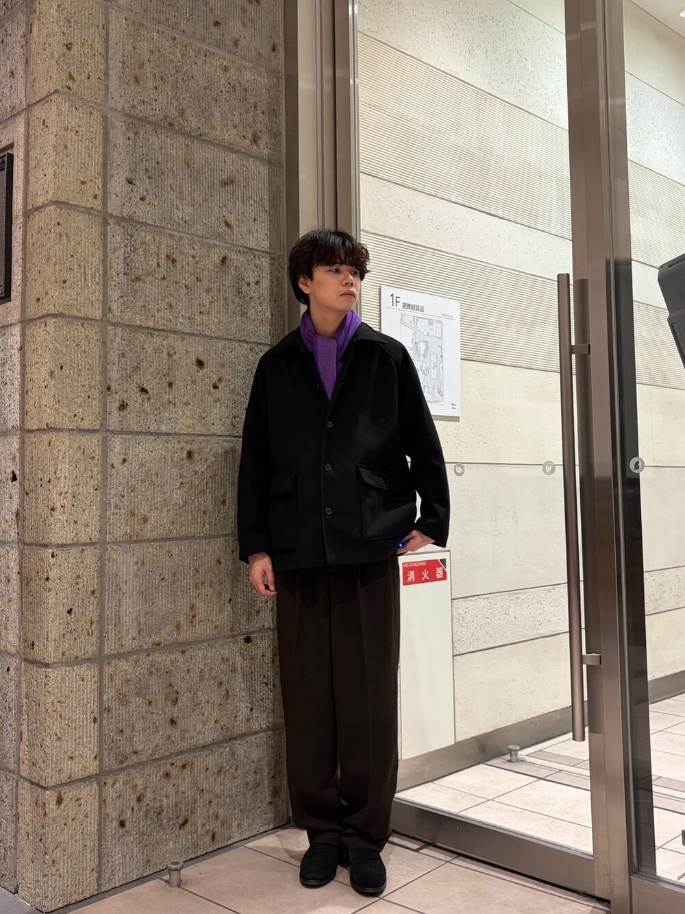 ブラック系のその他アウター、ブラウン系のその他パンツ、ブラック系のドレスシューズを着用したメンズの冬コーディネートの2枚目の写真