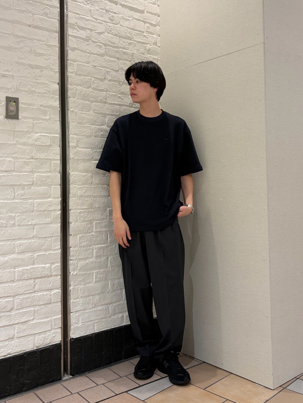 ブルー系のTシャツ/カットソー、グレー系のその他パンツ、ブラック系のスニーカーを着用したメンズの春コーディネートの2枚目の写真