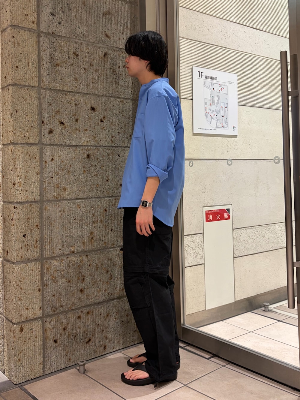 ブルー系のシャツ/ブラウス、ブラック系のサンダルを着用したメンズの春コーディネートの4枚目の写真
