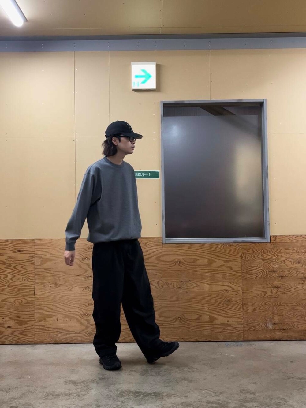 グレー系のスウェット、ブラック系のその他パンツ、ブラック系のスニーカーを着用したメンズの秋コーディネートの4枚目の写真