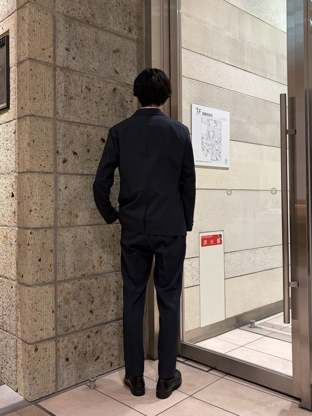 ブルー系のシャツ/ブラウス、ブルー系のネクタイ、ブルー系のスーツパンツを着用したメンズの春コーディネートの4枚目の写真