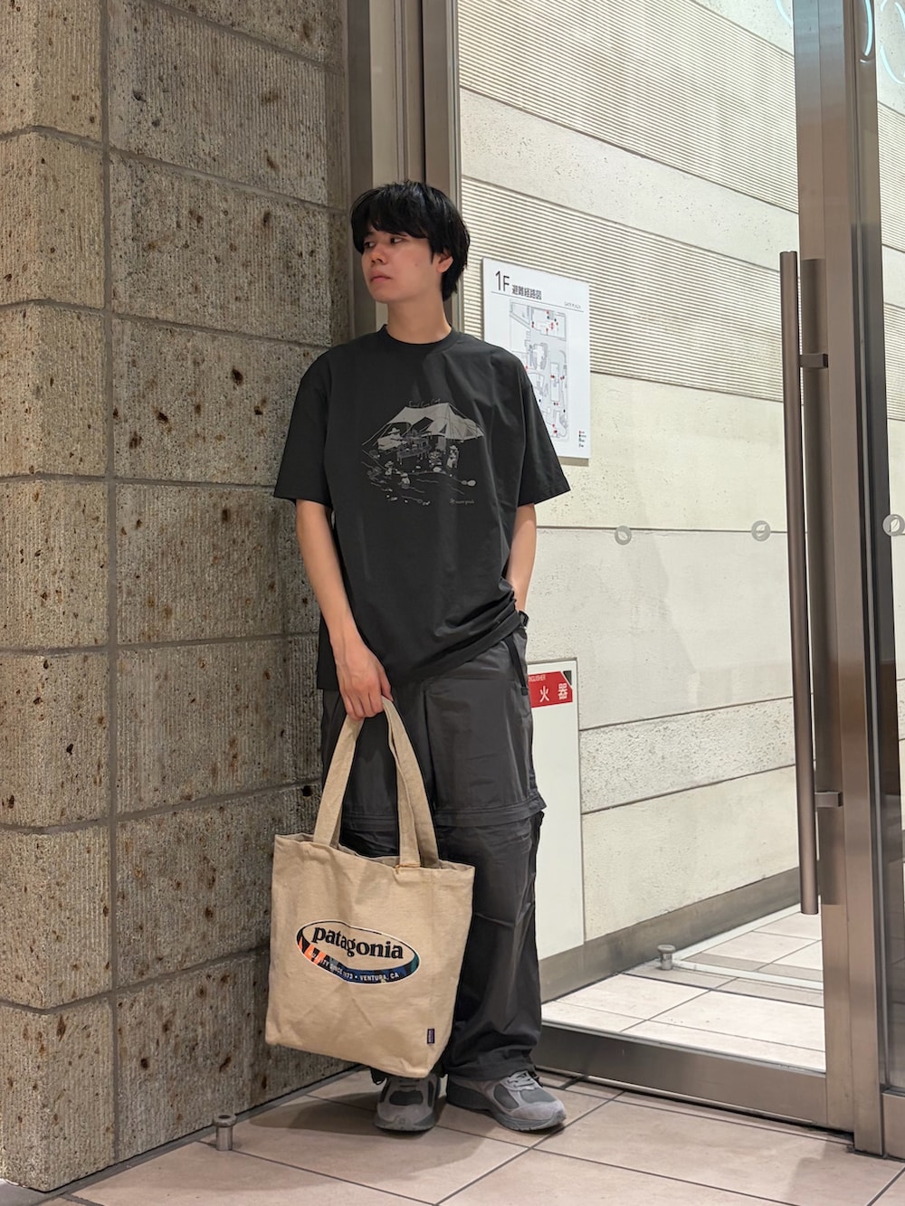 グレー系のTシャツ/カットソー、グレー系のその他パンツ、グレー系のスニーカーを着用したメンズの夏コーディネートの2枚目の写真