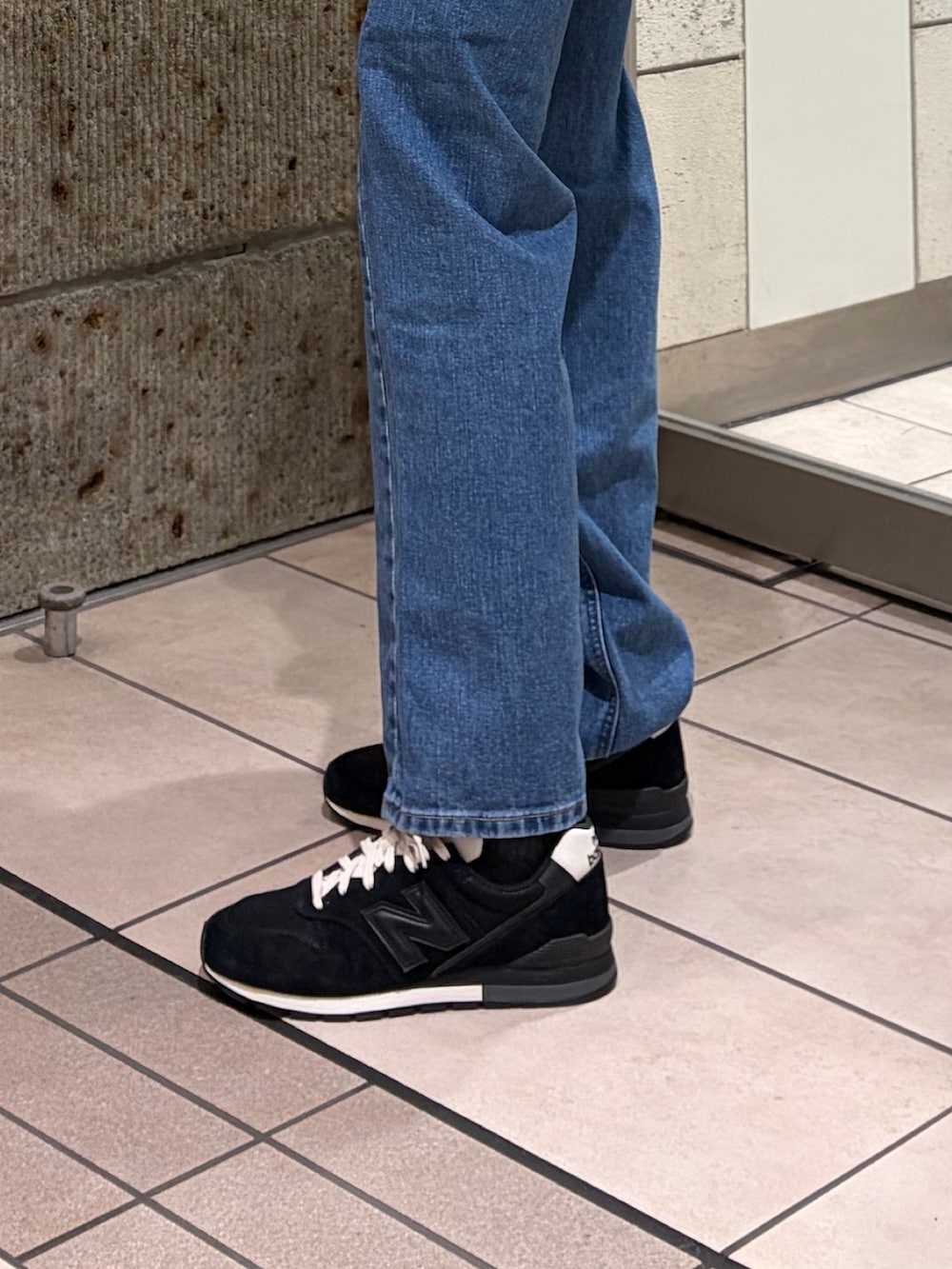 イエロー系のカーディガン/ボレロ、グレー系のTシャツ/カットソー、ブルー系のデニムパンツを着用したメンズの春コーディネートの4枚目の写真