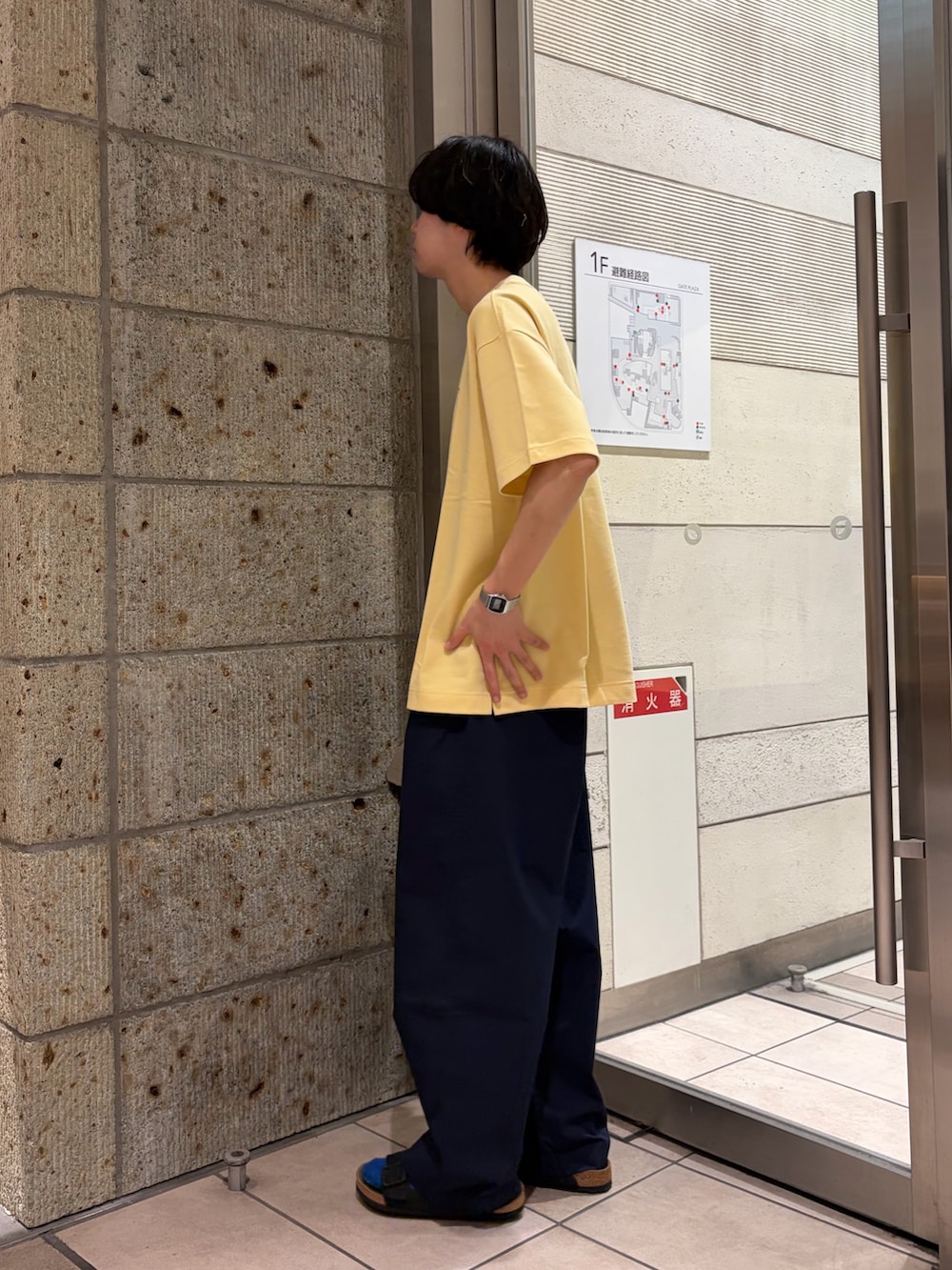 ブルー系のその他パンツ、イエロー系のTシャツ/カットソー、グリーン系のノーカラージャケットを着用したメンズの春コーディネートの8枚目の写真