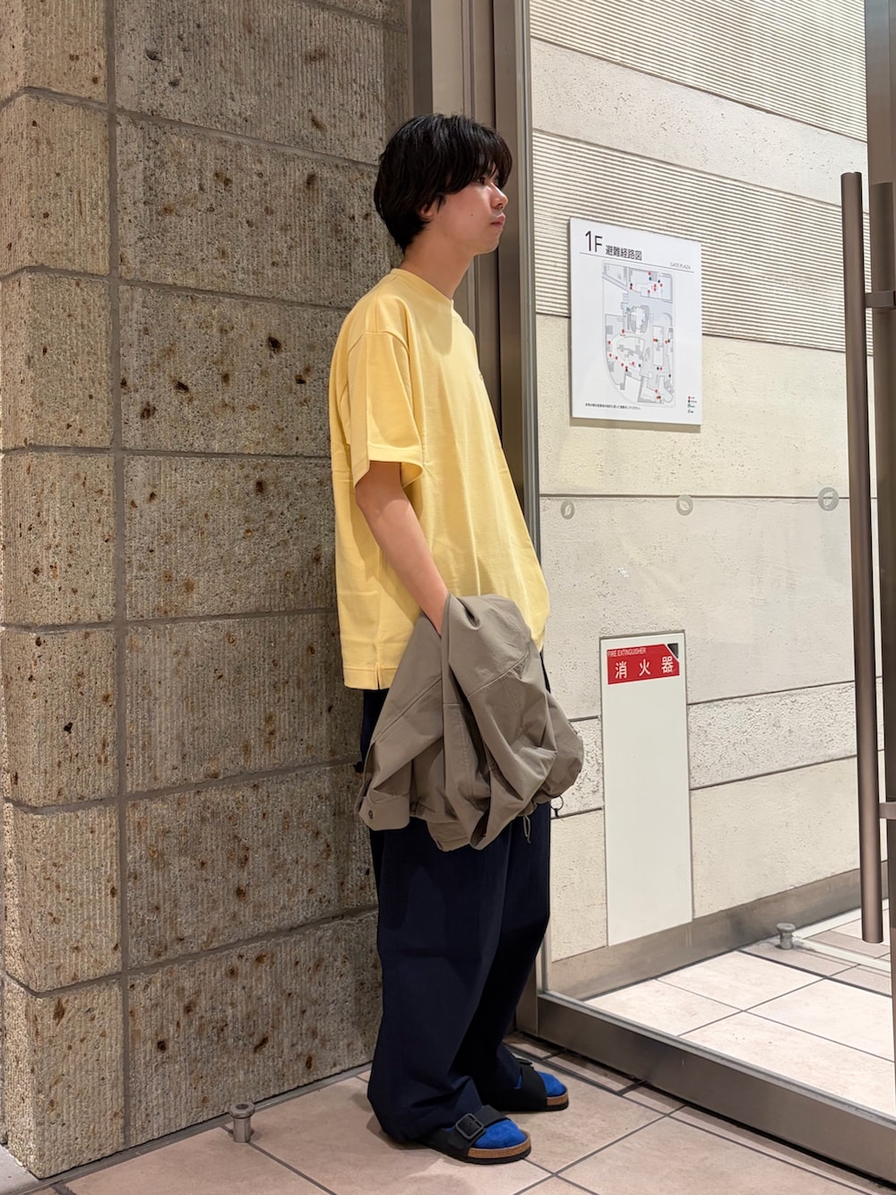 ブルー系のその他パンツ、イエロー系のTシャツ/カットソー、グリーン系のノーカラージャケットを着用したメンズの春コーディネートの10枚目の写真