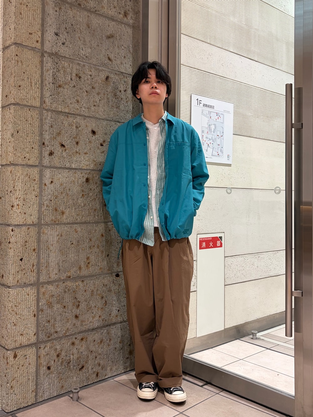 グリーン系のその他アウター、ブラック系のスニーカー、グレー系のスウェットを着用したメンズの春コーディネートの2枚目の写真