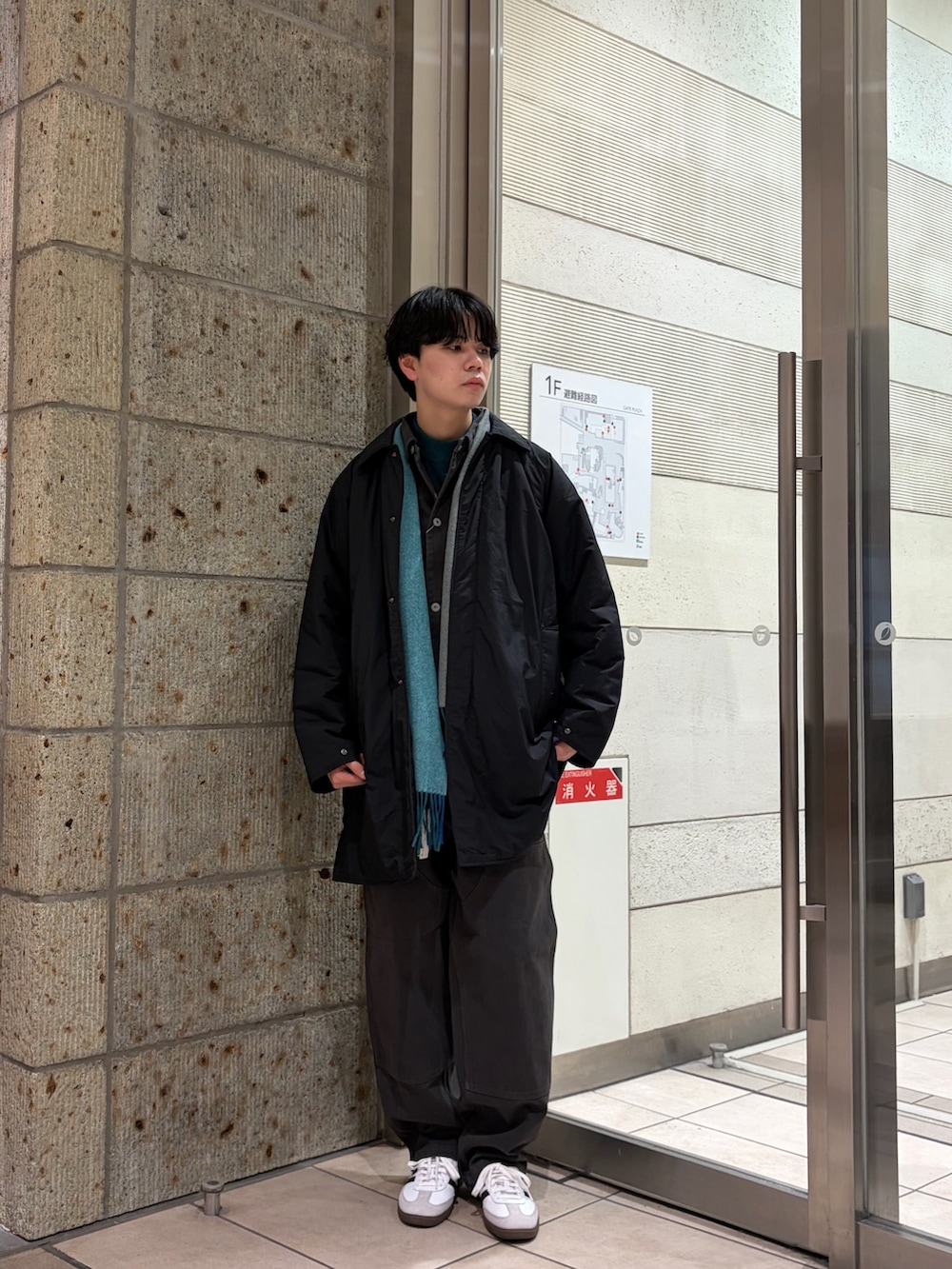 ブラック系のその他アウター、グレー系のカバーオール、グリーン系のニット/セーターを着用したメンズの冬コーディネートの3枚目の写真