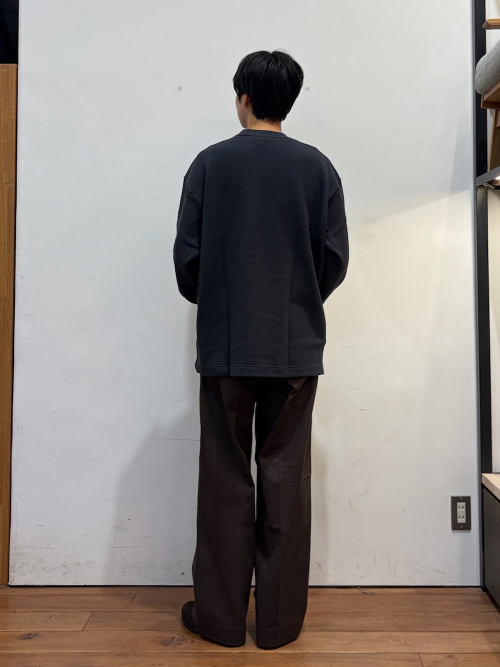 ブラック系のTシャツ/カットソー、ブラウン系のその他パンツ、ブラウン系のドレスシューズを着用したメンズの秋コーディネートの2枚目の写真