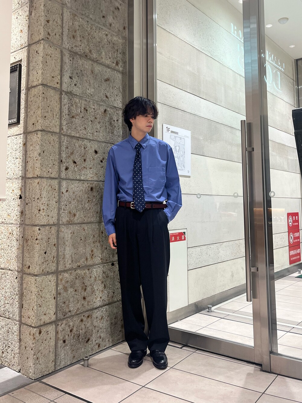 ブラック系のライダースジャケット、ブルー系のシャツ/ブラウス、その他のネクタイを着用したメンズの秋コーディネートの5枚目の写真