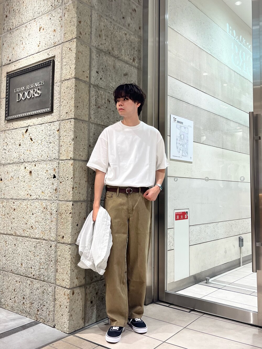 グリーン系のシャツ/ブラウス、ホワイト系のTシャツ/カットソー、ブラック系のスニーカーを着用したメンズの夏コーディネートの3枚目の写真