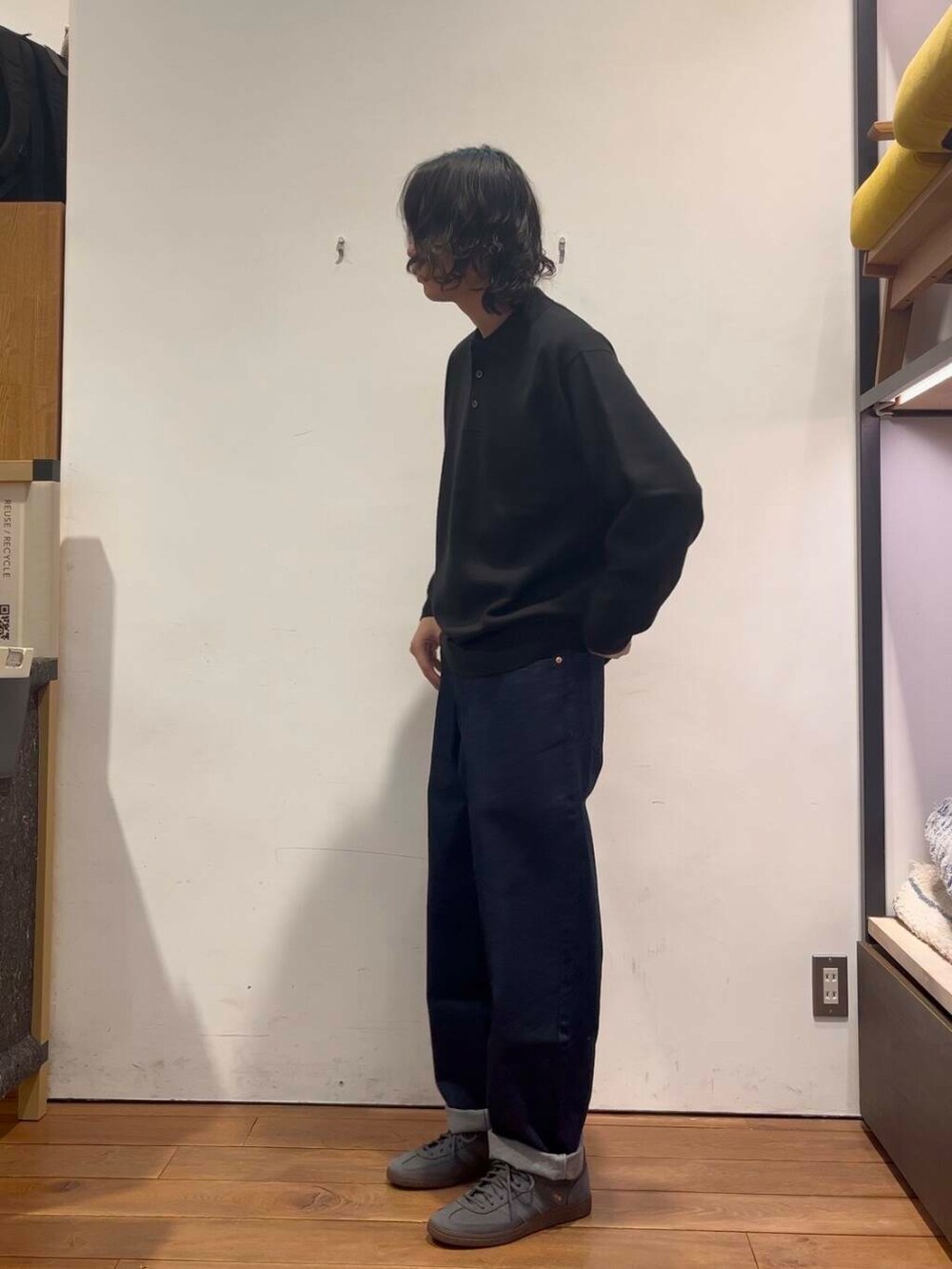 ブルー系のデニムパンツ、グレー系のその他アウター、ブラック系のポロシャツを着用したメンズの冬コーディネートの6枚目の写真