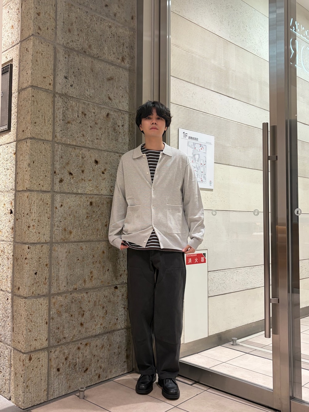 その他のカーディガン/ボレロ、グリーン系のTシャツ/カットソー、グレー系のその他パンツを着用したメンズの冬コーディネートの3枚目の写真