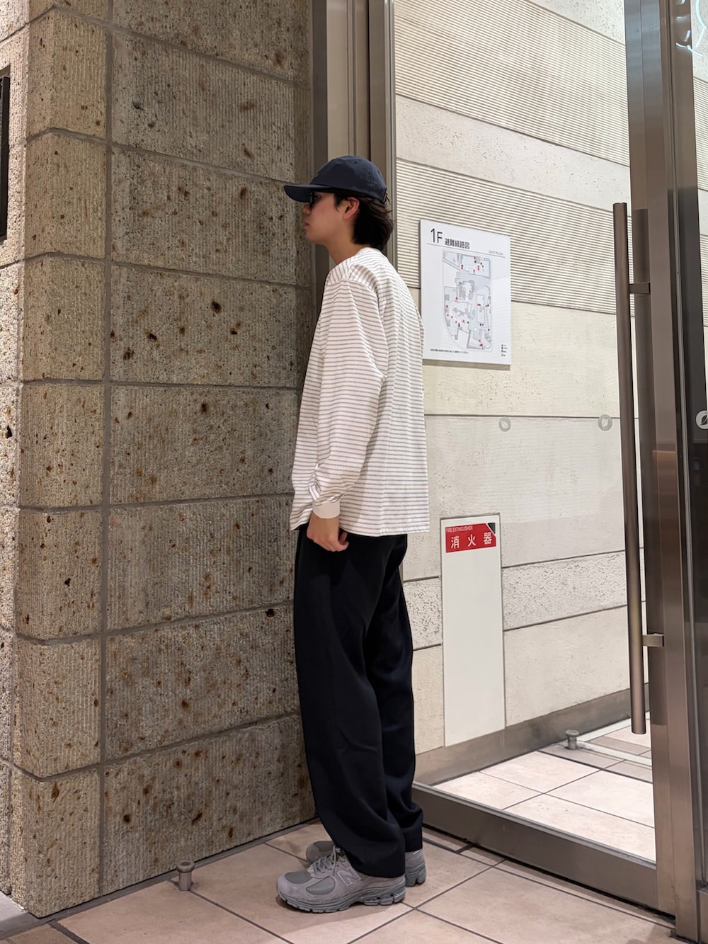 ブルー系のその他アウター、ホワイト系のTシャツ/カットソー、ブルー系のその他パンツを着用したメンズの春コーディネートの5枚目の写真