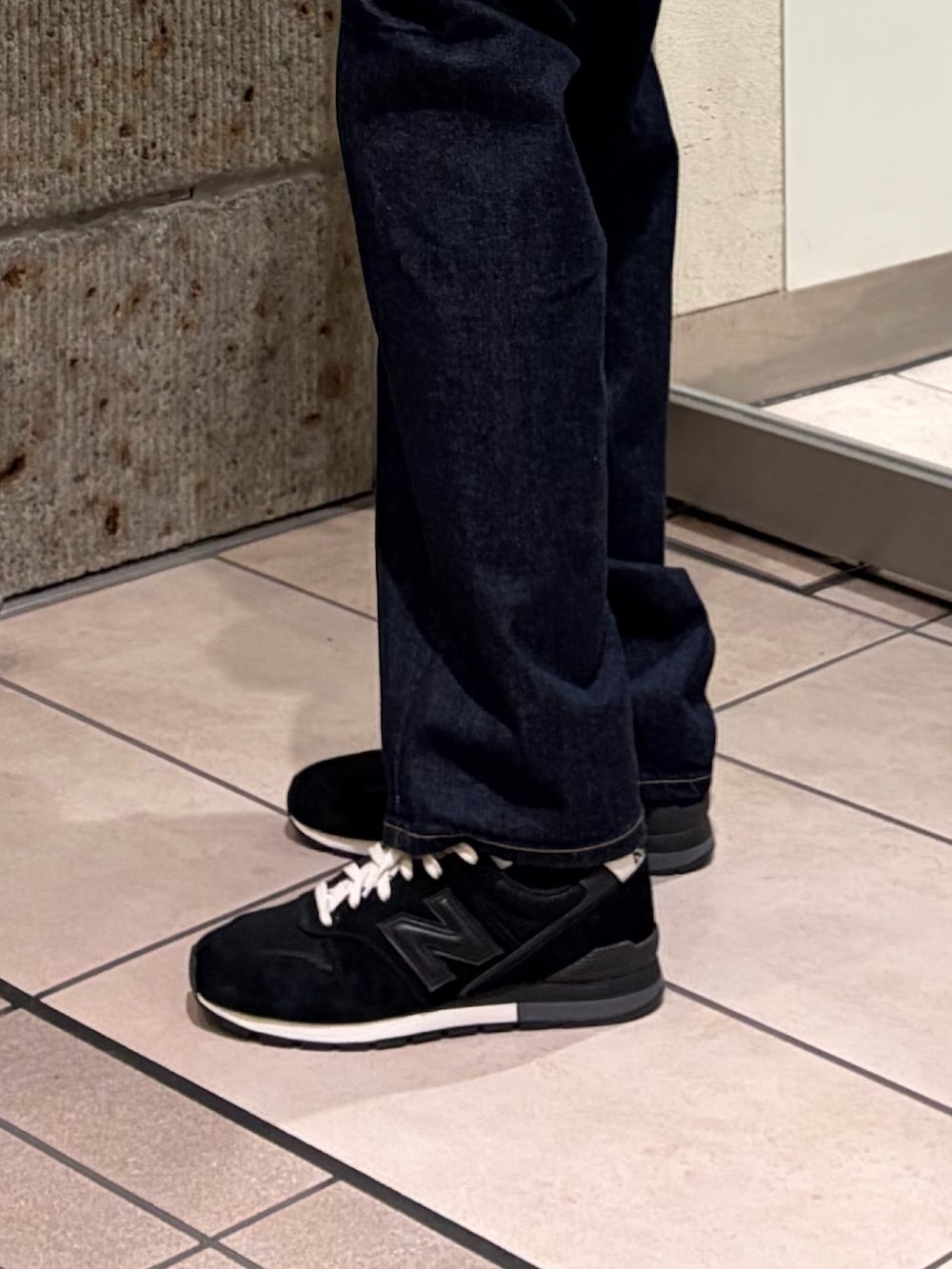 ブルー系のシャツ/ブラウス、ホワイト系のTシャツ/カットソー、ブルー系のデニムパンツを着用したメンズの冬コーディネートの3枚目の写真