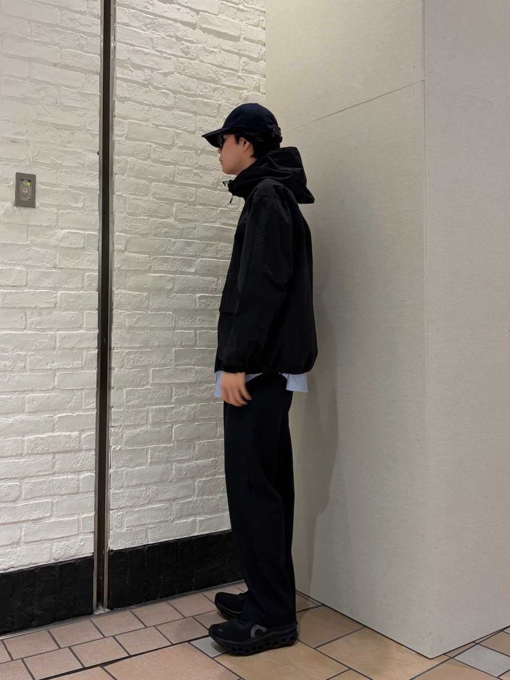 ブラック系のマウンテンパーカー、ブルー系のシャツ/ブラウス、ブルー系のその他パンツを着用したメンズの春コーディネートの4枚目の写真