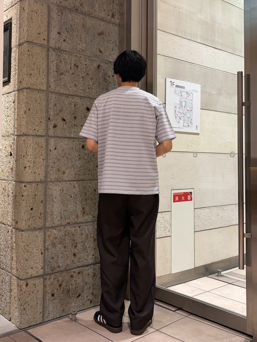 グレー系のTシャツ/カットソー、ブラウン系のその他パンツ、ブラック系のスニーカーを着用したメンズの春コーディネートの4枚目の写真